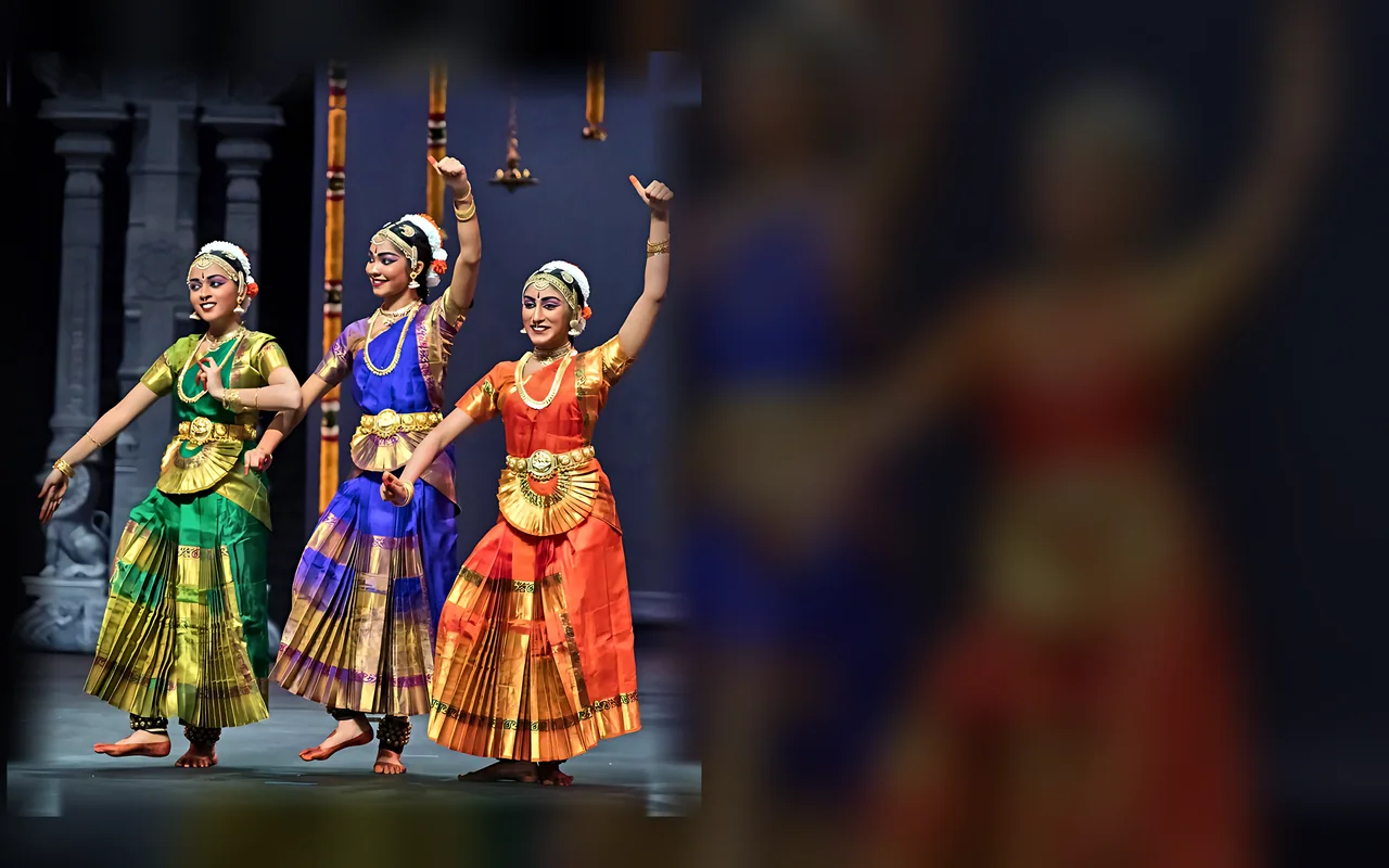 Maya Gopal, Yughanya Maheshkumar & Vahini Srikakulapu at their arangetram